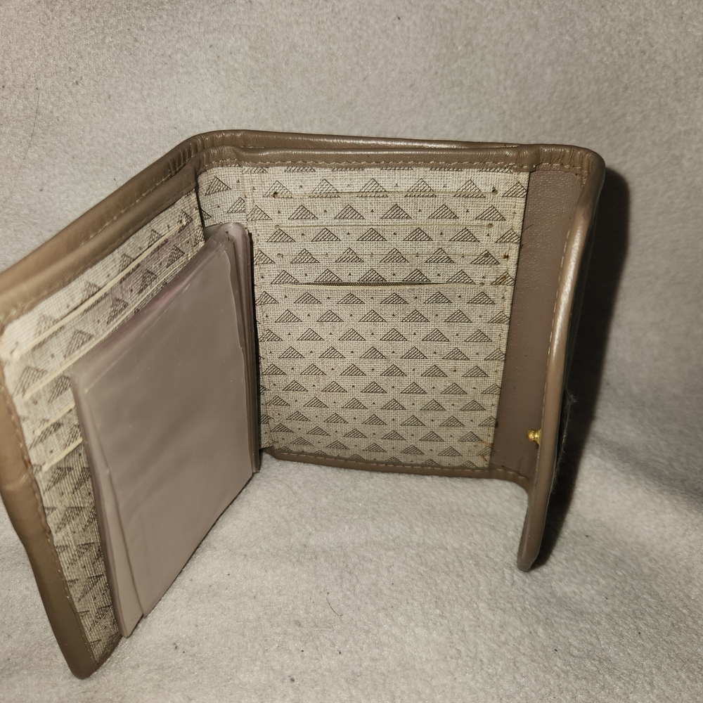Liz Claiborne Brown Triangular Pattern Wallet - image 4